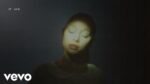 Ariana Grande – warm